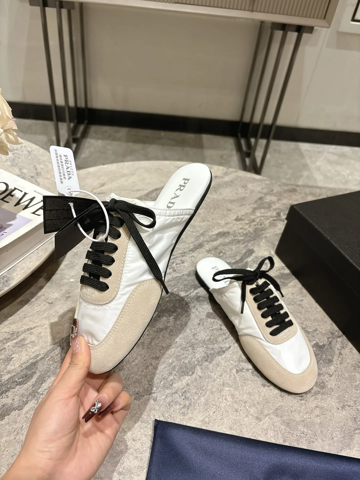 👟👟Ex-factory price 502👟👟 Prada Prada spring and summer show thin-soled moral training shoes for women. The 25ss show style item with the highest export rate. The suede upper has a texture, and the inner sheepskin is wrapped. It is soft and waxy. The insole is thickened with lambskin. It is extremely comfortable to step on, has a sense of support, and feels well wrapped. The shoe shape is full of wrapping, light, easy to wear and practical, a casual shoe, original molded rubber outsole Size: 35-39 (40 41 customized, non-refundable)